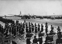 Empfang durch ein Musikkorps der französischen Armee: Am 5. November 1948 landete der erste Rosinenbomber.