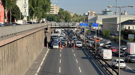 Klimaaktivisten der „Letzten Generation“ blockieren die A100 am Hohenzollerndamm. 