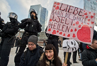 Die meisten Menschen demonstrierten in Frankfurt friedlich.