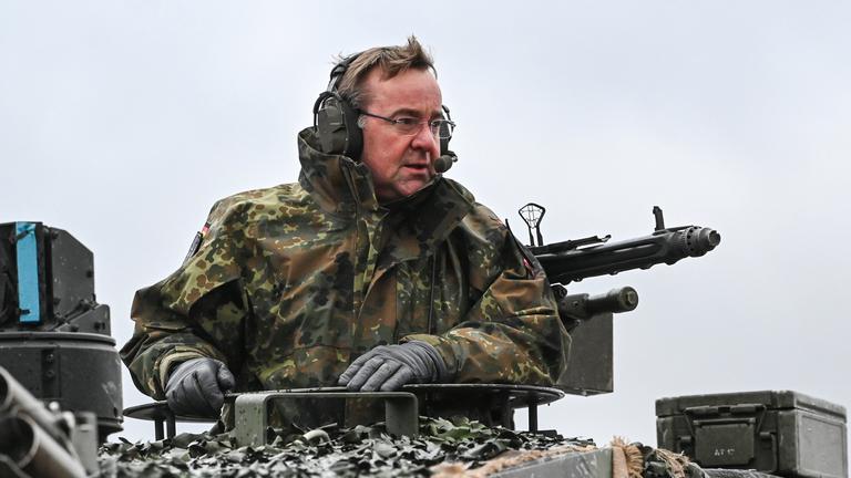 Verteidigungsminister Boris Pistorius (SPD) sieht sich mit seinem ersten großen Problem bei einem Rüstungsprojekt konfrontiert.