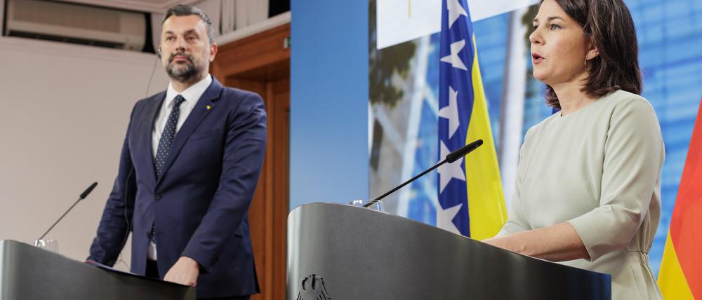 Annalena Baerbock trifft am Freitag den Außenminister von Bosnien-Herzegowina, Elmedin Dino Konakovic. Die Bundesaußenministerin appelliert an Kosovo und Serbien. 
