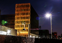 Zahlreiche Lampen, Überwachungskameras und Zäune sichern in Berlin den Neubau des Bundesnachrichtendienstes (BND).