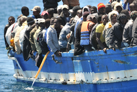 Flüchtlingsboot vor Lampedusa 2011