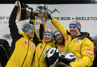 So sehen Sieger aus. Thorsten Margis (von links nach rechts), Francesco Friedrich, Martin Grothkopp und Candy Bauer nach ihrem WM-Erfolg im Viererbob.