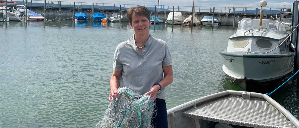 Berufsfischerin Elke Dilger vom Bodensee steht am Hafen in Uhldingen.