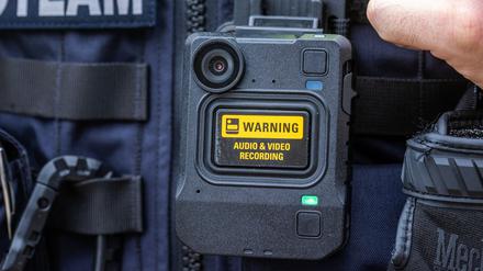 Eine neue Body-Cam hängt an der Schutzweste einer Polizeibeamtin. Bei der Polizei in Mecklenburg-Vorpommern gehören die Kameras für Film- und Tonaufzeichnungen nun zur Standardausrüstung von Polizeistreifen in den größeren Städten. In den Jahren 2018/19 waren die Body-Cams im Rahmen eines Pilotprojektes sieben Monate lang getestet worden. +++ dpa-Bildfunk +++