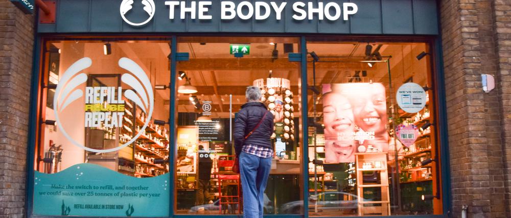 Eine Kundin betritt eine Body Shop-Filiale im Zentrum Londons.
