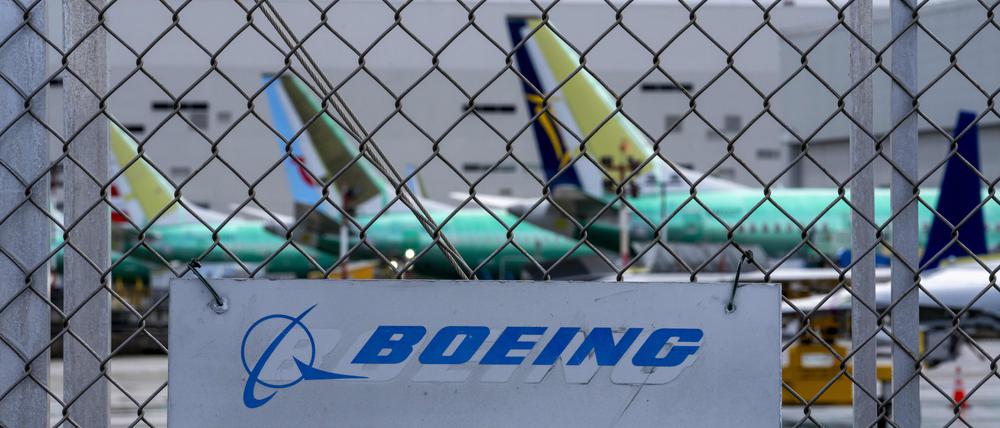 Boeing-Flugzeuge stehen in verschiedenen Stadien der Fertigung vor der Boeing Renton Factory in Renton, Washington, USA.