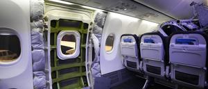 Eine Tür-Bereich einer Boeing 737 Max 9 der Alaska Airlines, der auf die Inspektion wartet.