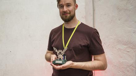 Bohdan Zhuk mit dem Sunny Bunny – Preis für den besten queeren Film des Molodist Festivals. 