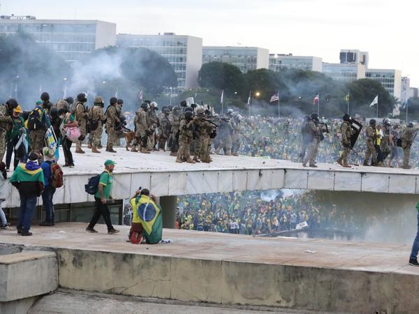 Bolsonaro-Anhänger stürmen den brasilianischen Kongress. 