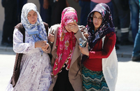 Angehörige trauern um die Opfer des Terroranschlags von Gaziantep.