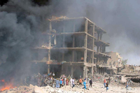 Rauch und Flammen nach einem Bombenananschlag im Juli auf die vorwiegend von Kurden besiedelte Innenstadt im syrischen Qamishli nahe der Grenze zur Türkei.