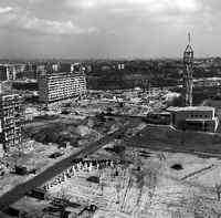 Auferstanden aus Ruinen. Das Hansaviertel wurde im Rahmen der Internationalen Bauausstellung 1957 neu und luftig geplant. Rechts die neue Kaiser-Friedrich-Gedächtniskirche.