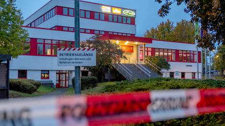 Ein Absperrband der Polizei, aufgenommen nach einer Bombendrohung gegen den Radiosender Antenne Thüringen. 