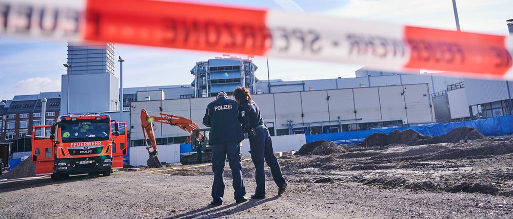 Polizisten stehen hinter einer Absperrung auf der Baustelle in Berlin-Moabit, wo eine Bombe aus dem Zweiten Weltkrieg gefunden wurde. Symbolbild