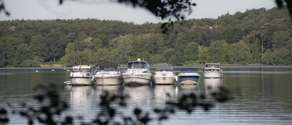 In einer Bucht an der Havel liege Boote vor Anker. (Symbolbild)