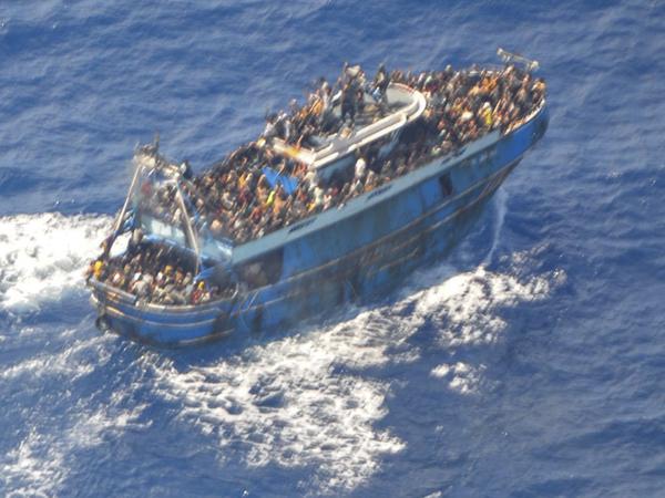 Migranci na łodzi na Morzu Śródziemnym. 