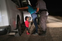 Eine Gruppe Asylsuchender mit Kindern wird von US-Grenzpolizisten festgenommen.