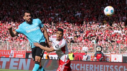 Nicht zu halten. Borja Iglesias (links) und Bayer Leverkusen blieben auch beim 1. FC Union (rechts Danilho Doekhi) ungeschlagen. 
