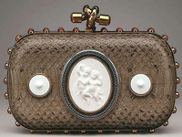 Die Tasche ist ein Klassiker bei Bottega Veneta. Für die Herbst/Winter-Saison ist sie mit einem Medaillon aus Porzellan eingefasst.