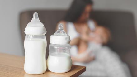 Auch in Deutschland füttern nur 13 Prozent der Mütter ihre Säuglinge sechs Monate lang ausschließlich mit Muttermilch.  