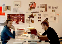 Erwan (links) und Ronan Bouroullec in ihrem Studio.