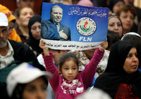 Mädchen mit Poster für Staatspräsident Bouteflika
