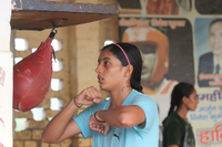 Die 17-jährige Banty Panghal bearbeitet im Boxing Club Bhiwani in Indien einen Punchingball. Bhiwani hat sich in den vergangenen Jahren einen Ruf als Box-Hauptstadt Indiens erarbeitet. Nicht mehr nur Männer, sondern auch immer mehr Frauen in Bhiwani lernen Boxen.