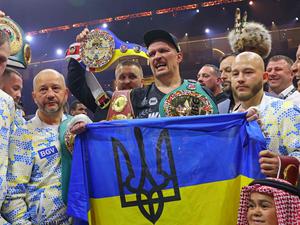 Der Ukrainer Oleksandr Usyk (C) feiert seinen Sieg über den Briten Tyson Fury am 19. Mai 2024 in der Kingdom Arena in Riad, Saudi-Arabien.