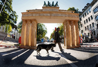 Tag der Deutschen Einheit: Das Brandenburger Tor fand seinen Weg 2011 auch in die ehemalige Hauptstadt