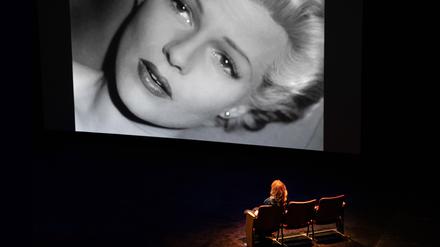  Filmemacherin Nina Menkes (vo.) erklärt „Die Lady von Shanghai“ mit Rita Hayworth.