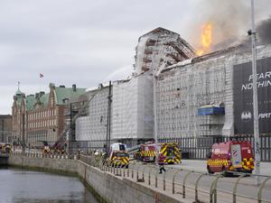 Feuer und Rauch steigen aus der Alten Börse, „Boersen“ bei einem Brand in Kopenhagen auf. 