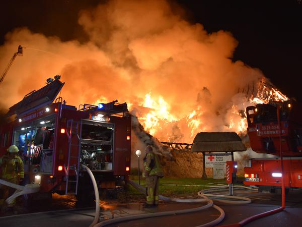 Durch einen Brand ist eine Unterkunft für Geflüchtete aus der Ukraine in der Gemeinde Groß Strömkendorf in Mecklenburg-Vorpommern in der Nacht zu Donnerstag fast vollständig zerstört worden.
