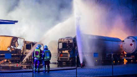 Ein Tanklastzug aus dem Flüssiggas entweicht wird von Feuerwehrkräften im Gewerbegebiet «Brandenburg Park» in Ludwigsfelde gekühlt. (Archivbild)