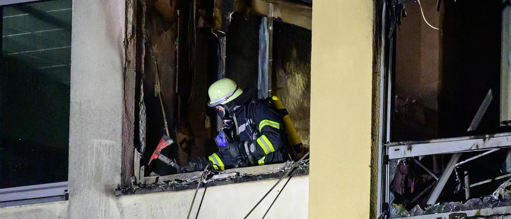 Eine ehrenamtliche Einsatzkraft der Feuerwehr Uelzen arbeitet beim Brand im Krankenhaus. 