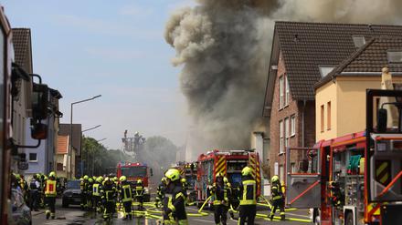 Nordrhein-Westfalen, St. Augustin: Rauch und Flammen schlagen aus einem Gebäude.