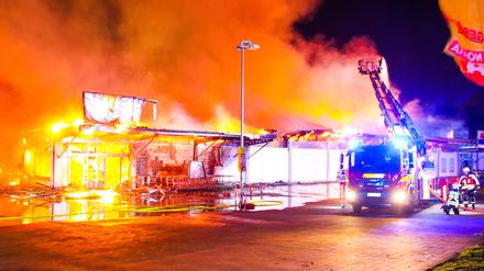 Die Feuerwehr löscht einen brennenden Supermarkt in Bergfelde, einem Stadtteil von Hohen Neuendorf im Landkreis Oberhavel.