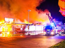 Zwei Menschen leicht verletzt: Brand in Supermarkt in Berliner Umland – Böller als Auslöser vermutet