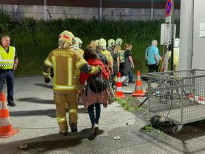 Rettungskräfte sind nach einem Brand in einem Bahntunnel in Tirol im Einsatz. 