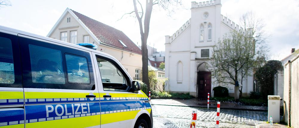 Ein Einsatzfahrzeug der Polizei steht vor der Synagoge im Stadtzentrum. 