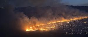 Auf diesem vom Arizona Department of Forestry and Fire Management veröffentlichten Luftbild steigt Rauch von einem Buschfeuer auf. Der Rauch von Waldbränden in Kanada führt in weiten Teilen des Mittleren Westens der USA zu schlechter Luft und eingeschränkter Sicht.