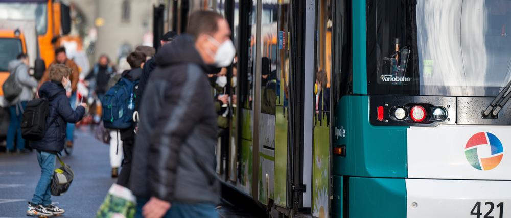 In Brandenburg gilt in Bus und Bahn weiterhin eine Maskenpflicht.