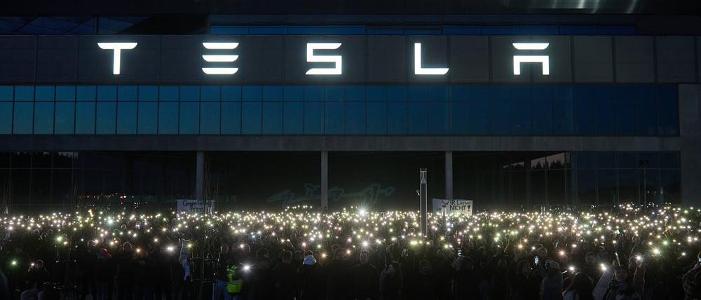 Mitarbeiter des Automobilkonzern Tesla protestieren vor dem Giga-Werk im brandenburgischen Grünheide. 