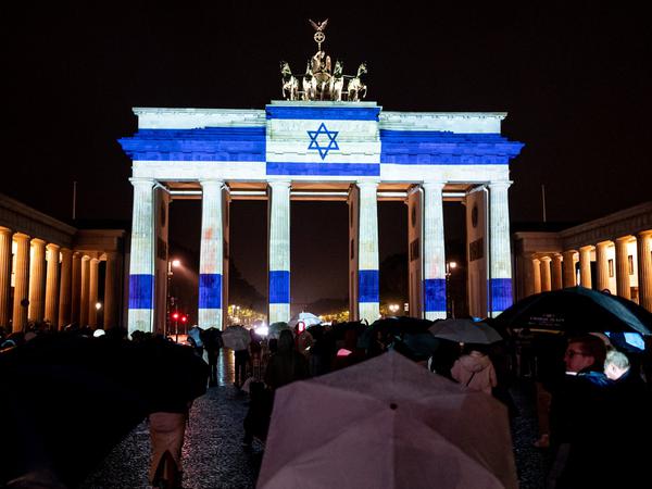 Die israelische Flagge wurde am Rande des Festival of Lights als Solidaritätsbekundung auf das Brandenburger Tor projiziert.