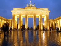 Das Brandenburger Tor in Berlin wird in den Farben der belgischen Trikolore angestrahlt. Nach den Terroranschlägen in der belgischen Haupstadt Brüssel wird an vielen Orten der Opfer gedacht.
