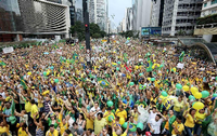 Demonstranten am Sonntag in Sao Paulo, Brasilien.