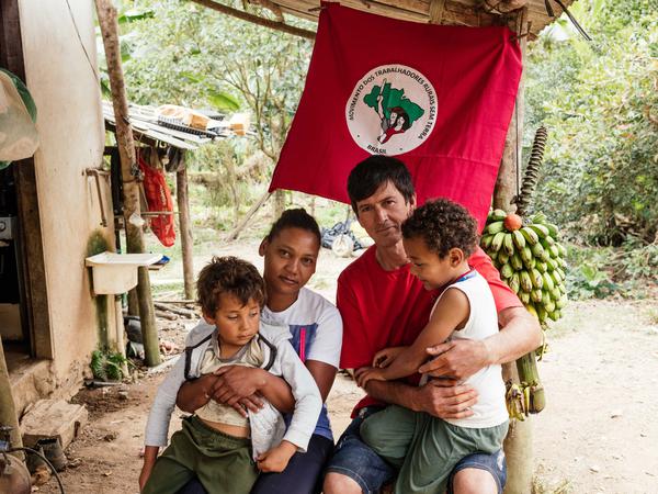 Celso Alves lebt mit seiner Frau und zwei kleinen Söhnen in einer Siedlung der Bewegung der Landarbeiter ohne Boden (MST).