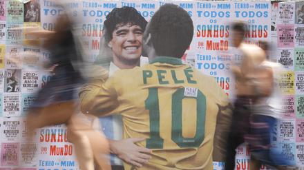 Der brasilianische Fußballstar Pelé umarmt auf einem Wandgemälde den verstorbenen argentinischen Fußballer Diego Maradona. (Symbolbild)