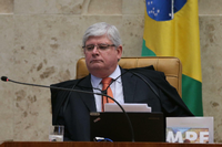Brasiliens Generalstaatsanwalt Rodrigo Janot hat Strafermittlungen wegen Korruptionsverdacht gegen 83 Abgeordnete und Minister beantragt.